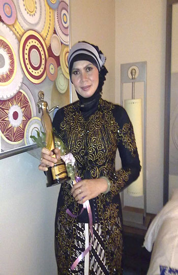 wury hapsari dengan penghargaan piala