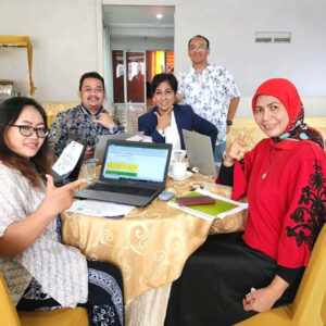 wury hapsari sedang training bimtek dan umkm foto bareng