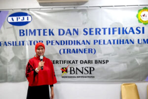 wury hapsari sedang training bimtek dan umkm