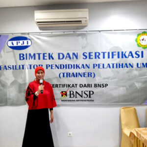 wury hapsari sedang training bimtek dan umkm
