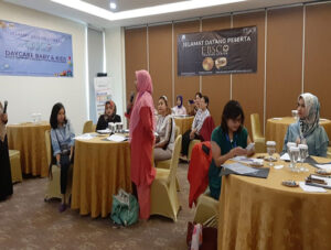 wury hapsari pembicara di esbc sedang diskusi