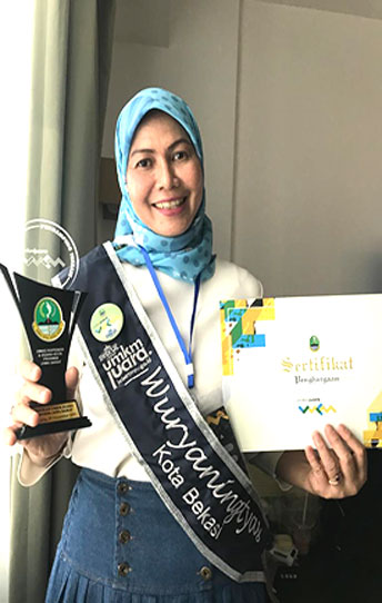 wury hapsari terima penghargaan dan plakat