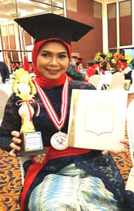 wury hapsari terima sertifikat dan medali